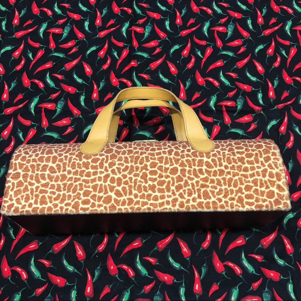 Giraffe pattern wine case